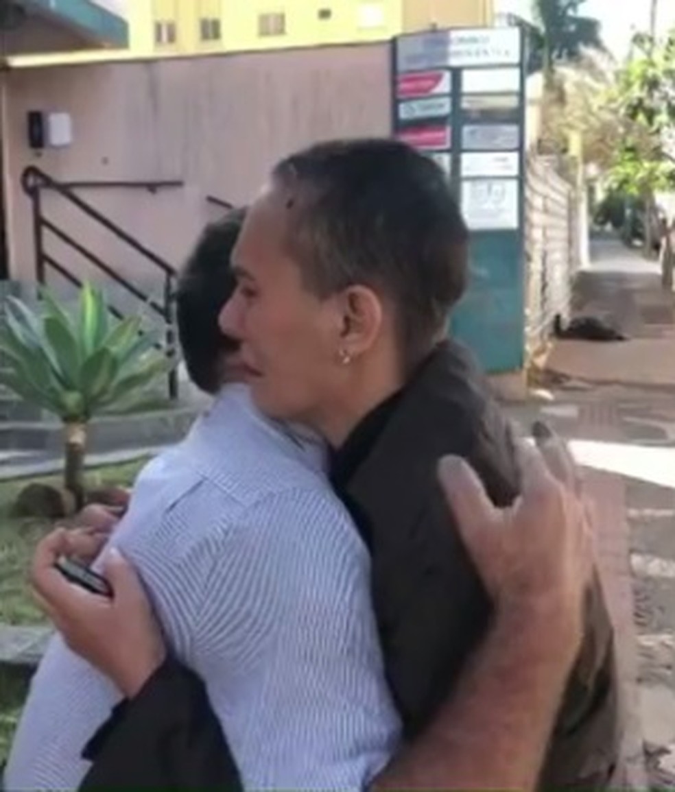 Em um vÃ­deo, aposentado devolve carro para moradora de Londrina â Foto: ReproduÃ§Ã£o/RPC