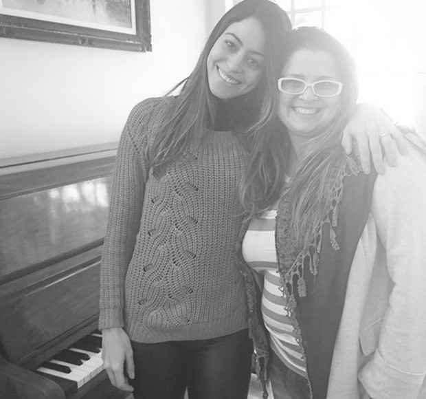 CArol Castro e a professora de canto (Foto: Reprodução/Instagram)