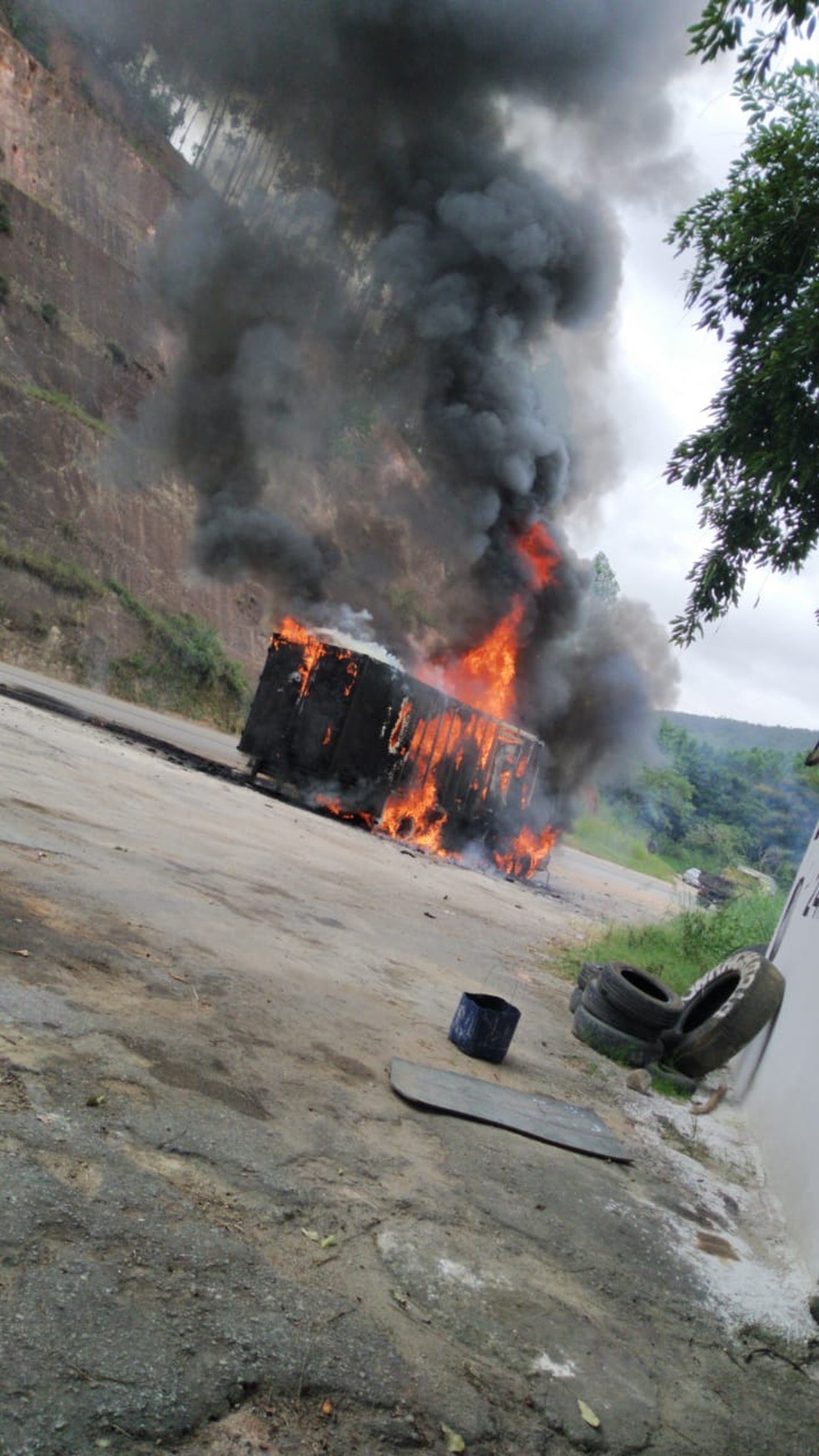 Caminhão pegou fogo na BR-116, em Teófilo Otoni — Foto: Polícia Rodoviária Federal/Divulgação