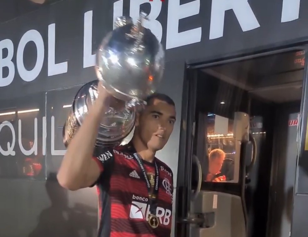 Santos com a ta&ccedil;a da Libertadores &mdash; Foto: Reprodu&ccedil;&atilde;o/Flamengo