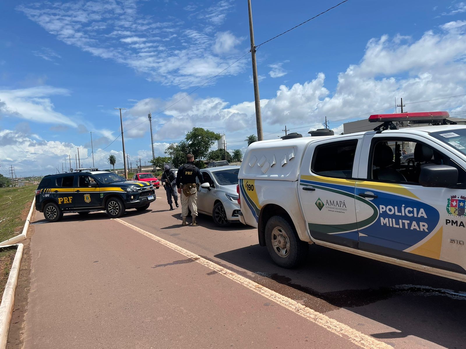 Grupo suspeito de assaltos em Macapá é preso após troca de tiros na BR-210; um ficou ferido