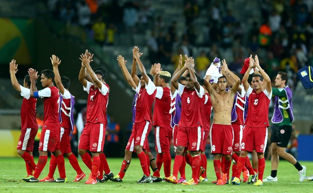 Seleção do Taiti agradece aos espectadores no Mineirão (Foto: Getty Images)