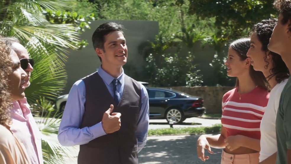 Guilherme (Mateus Solano) descobre que a namorada de Tigro (Matheus Abreu)  filha de Nenm (Vladimir Brichta) em 'Quanto Mais Vida, Melhor!'  Foto: Globo