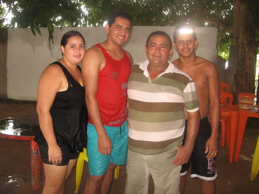 Ailton com os filhos: Andrezza, Ailton Júnior e Bruno — Foto: Arquivo da família