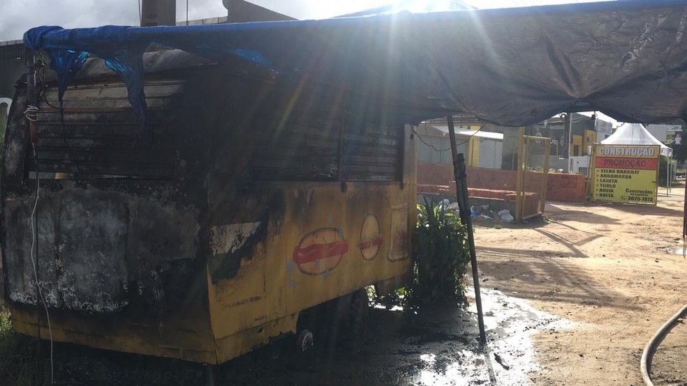 Trailer foi destruído por incêndio no bairro do Antares, em Maceió — Foto: Divulgação/Corpo de Bombeiros
