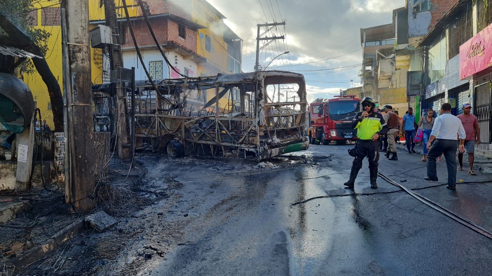 Ônibus é incendiado em Salvador — Foto: Rildo de Jesus/TV Bahia