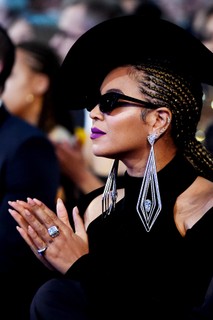 Para o Grammy 2018, ela exibiu anel de diamante by  Lorraine  Schwartz  que custa US$ 6.8 milhões