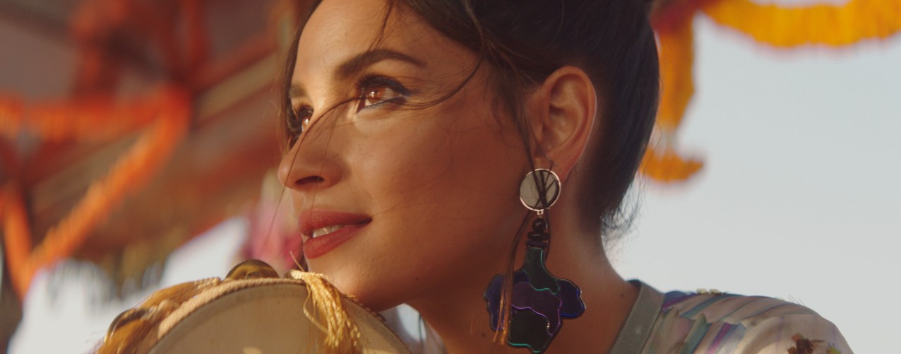 A atriz Adria Arjona durante filme da campanha para o perfume  (Foto: Divulgação)