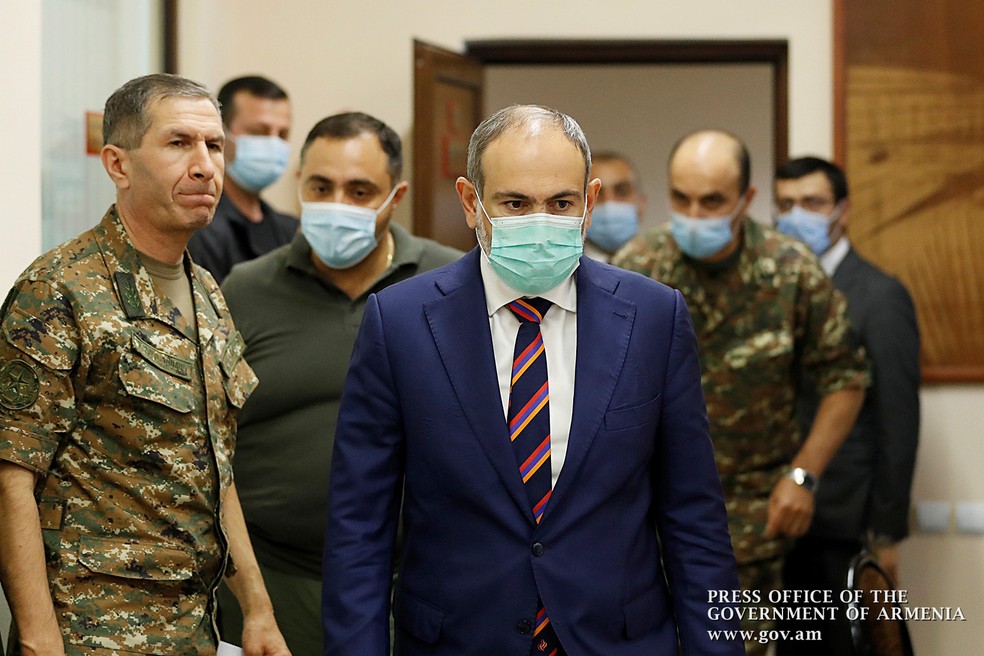 Primeiro-ministro da Armênia, Nikol Pashinian, durante encontro com lideranças militares neste domingo (27) — Foto: Governo da Armênia/Handout via Reuters