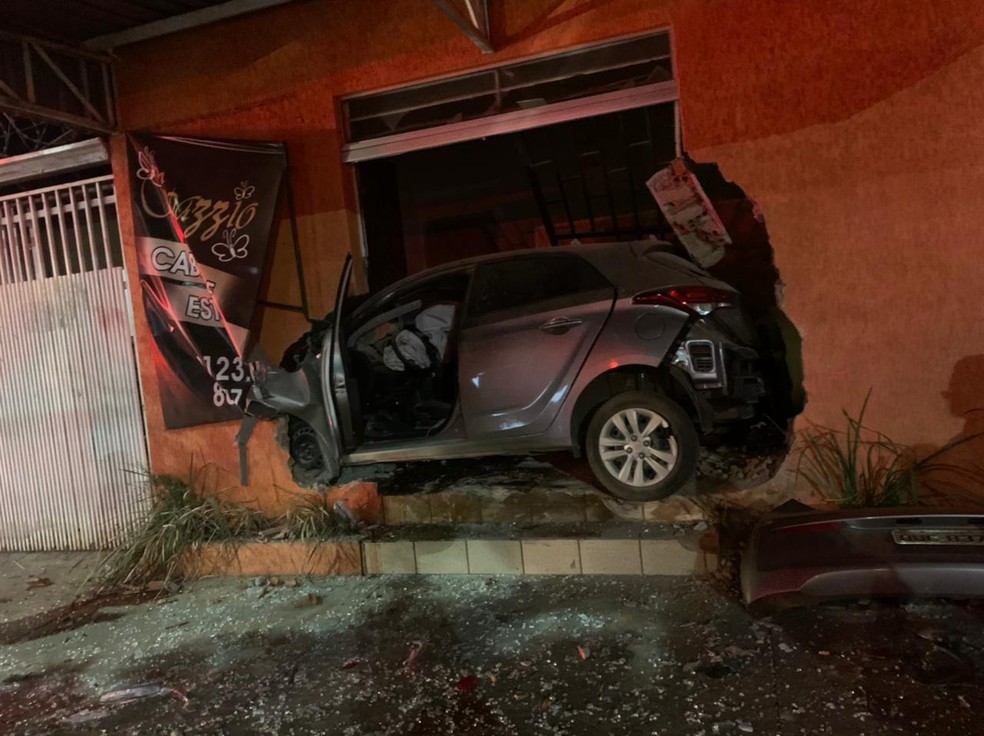 Condutora bate carro em estabelecimento comercial em Uberaba