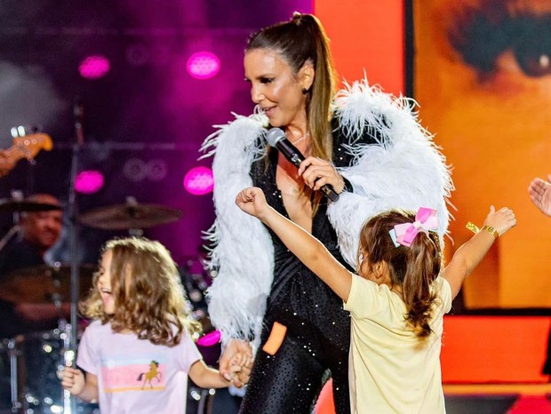 Ivete Sangalo se diverte com filhos no palco (Foto: Instagram)