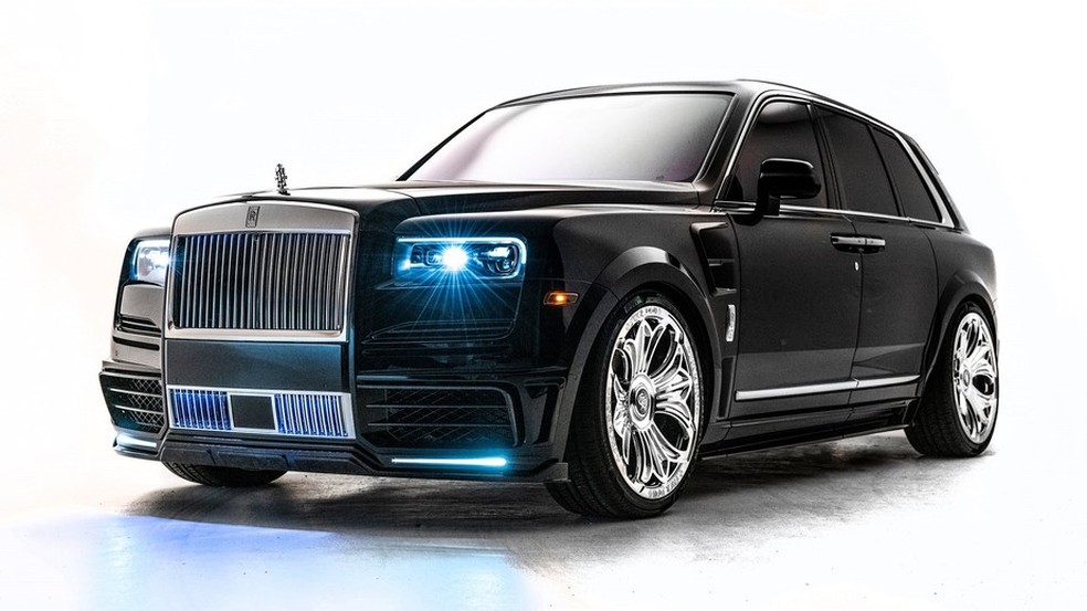 O cantor Drake customizou seu Rolls-Royce Cullinan com tema gótico e palavrão na roda — Foto: Divulgação