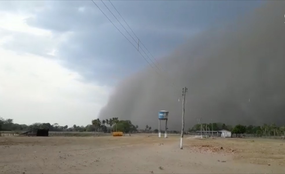 Tempestade de areia atinge casas na zona rural de Cáceres (MT) e dia vira noite na fronteira com a Bolívia — Foto: Reprodução