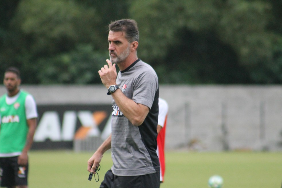 Vagner Mancini comanda treinamento na Toca do Leão (Foto: Maurícia da Matta/Divulgação/EC Vitória)