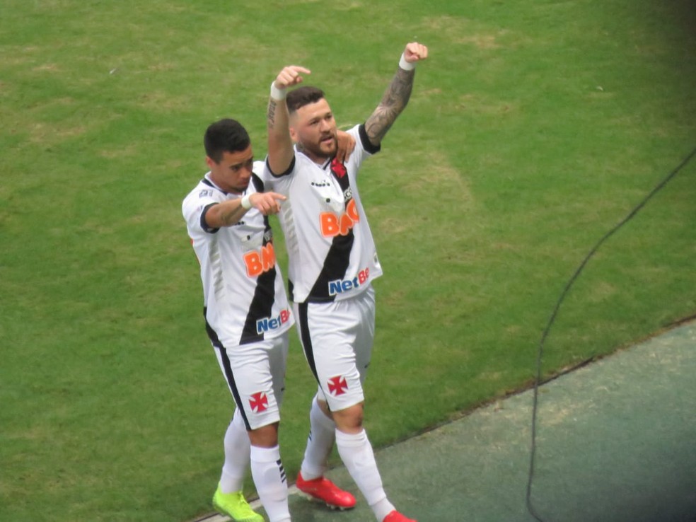 Rossi comemora seu gol contra o Ceará ao lado de Pikachu — Foto: Felipe Schmidt/GloboEsporte.com