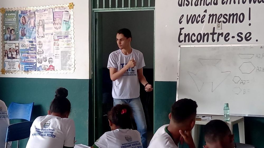 Estudante premiado em Olimpíadas de ensino dá aulas de reforço em matemática para colegas de escolas públicas