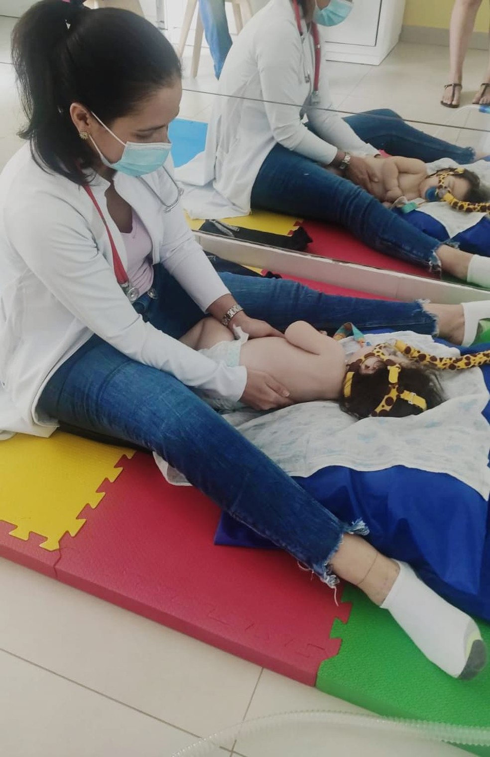 Thiago fazendo fisioterapia respiratória: "Ele relaxa tanto que até dorme", segundo a mãe — Foto: Patrícia Sanabria/Arquivo Pessoal