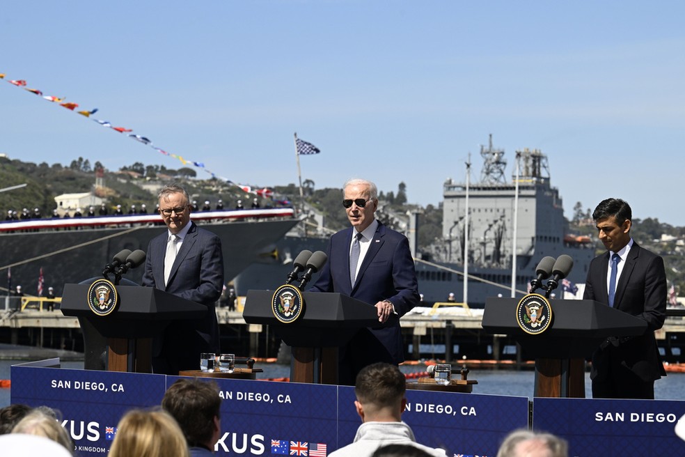 O presidente dos Estados Unidos, Joe Biden (ao centro), recebe em base naval na Calif&oacute;rnia os primeiro-ministros da Austr&aacute;lia, Anthony Albanese (&agrave; esq.), e do Reino Unido, Rishi Sunak (&agrave; dir.), durante evento para anunciar parceria para fortalecer a presen&ccedil;a do Ocidente nas regi&otilde;es da &Aacute;sia e Oceania, em 13 de mar&ccedil;o de 2023.  &mdash; Foto: Denis Poroy/ AP Photo