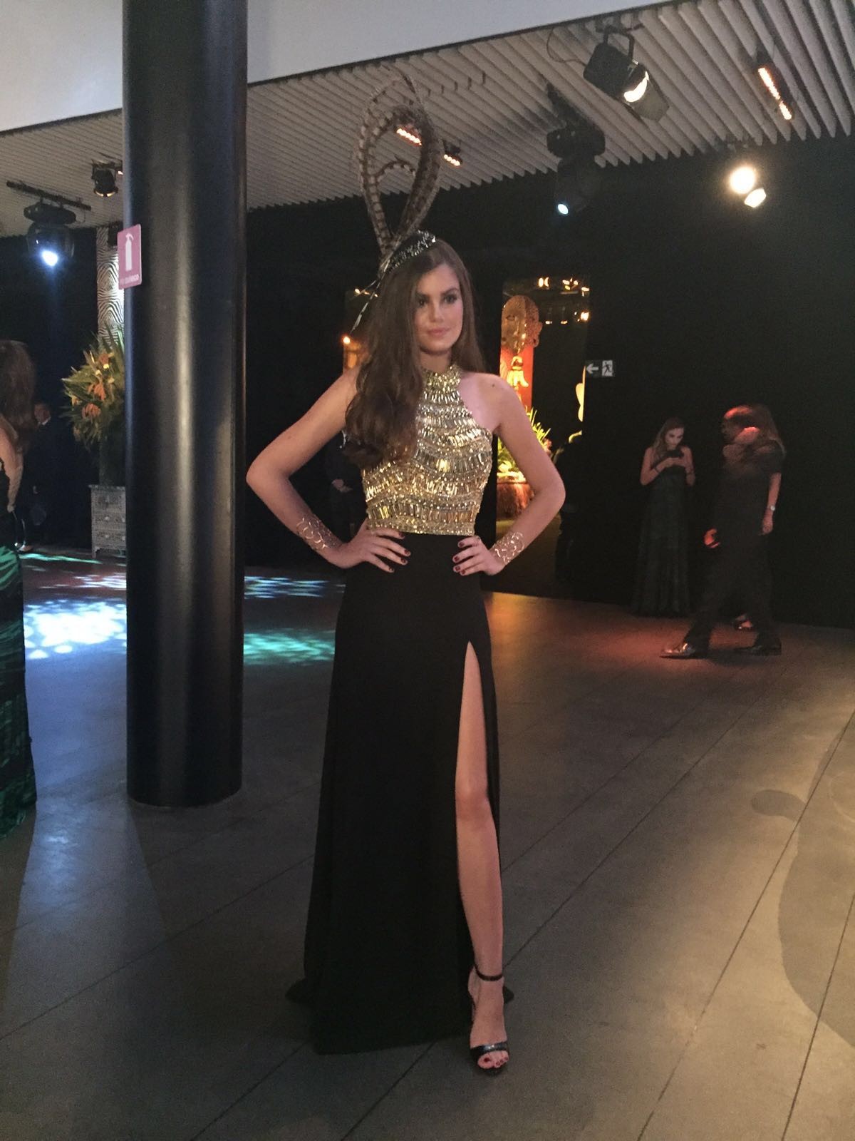 Camila Queiroz chega sexy ao Baile da Vogue com saia de fenda | Moda e