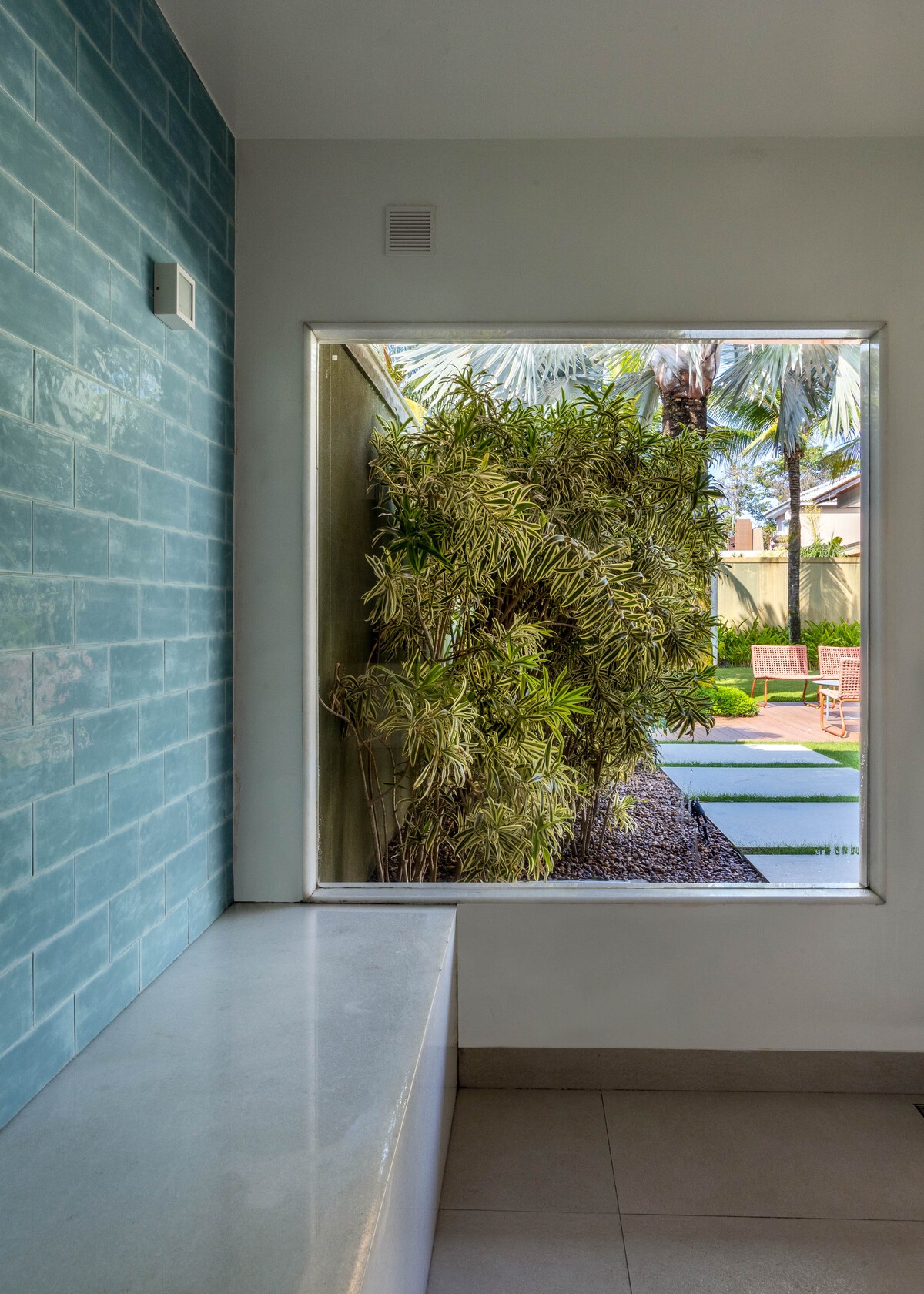 SAUNA | Uma grande janela virada para o jardim permite contemplar a área externa (Foto: André Nazareth / Divulgação)