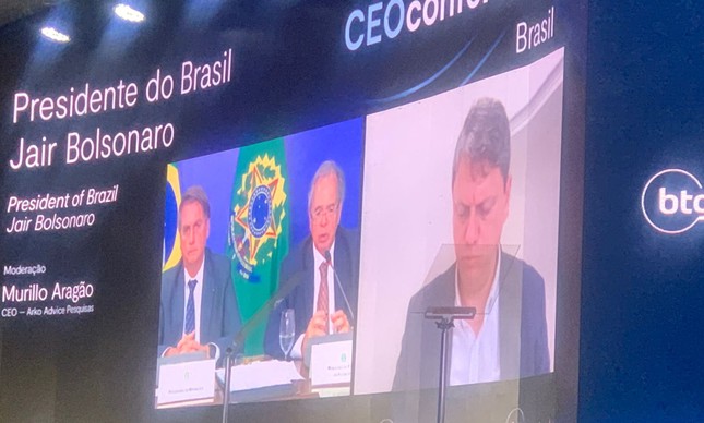 Bolsonaro discursa em evento de banco