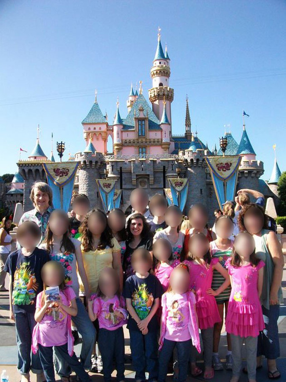  Várias fotos mostram a família visitando a Disney — Foto: David-Louise Turpin/Facebook