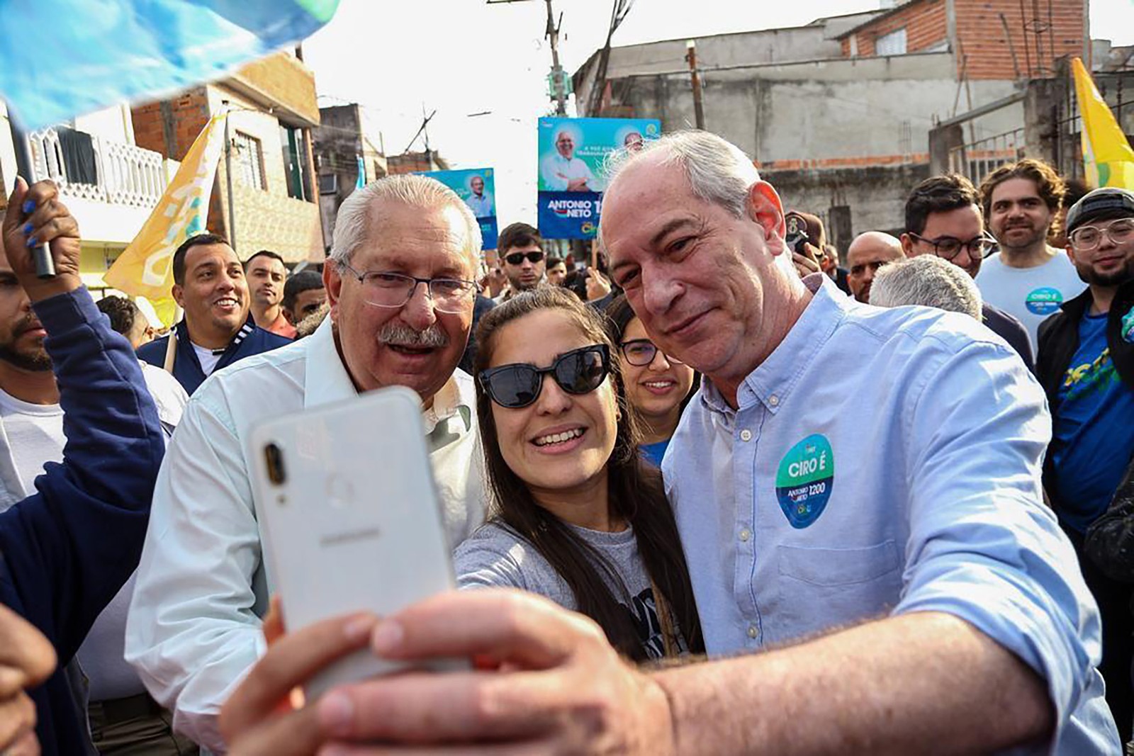 Ciro Gomes com apoiadores em Guaianases, na Zona Leste de São Paulo.  — Foto: Flávio Freire/Assessoria Antonio Neto