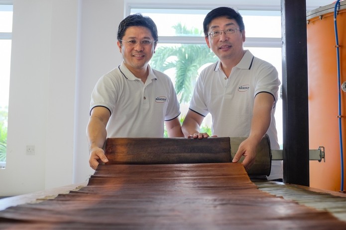 Darren Sun e Wong Ann Chai, inventores da membrana nanotecnológica que filtra água (Foto: Divulgação/NTU)