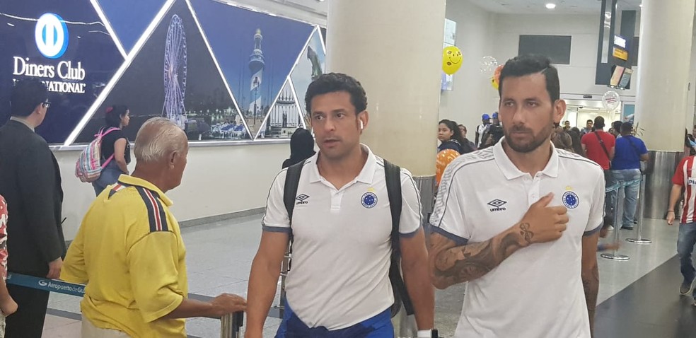 Ariel Cabral e Fred, do Cruzeiro, no desembarque da delegação em Guayaquil — Foto: Gabriel Duarte