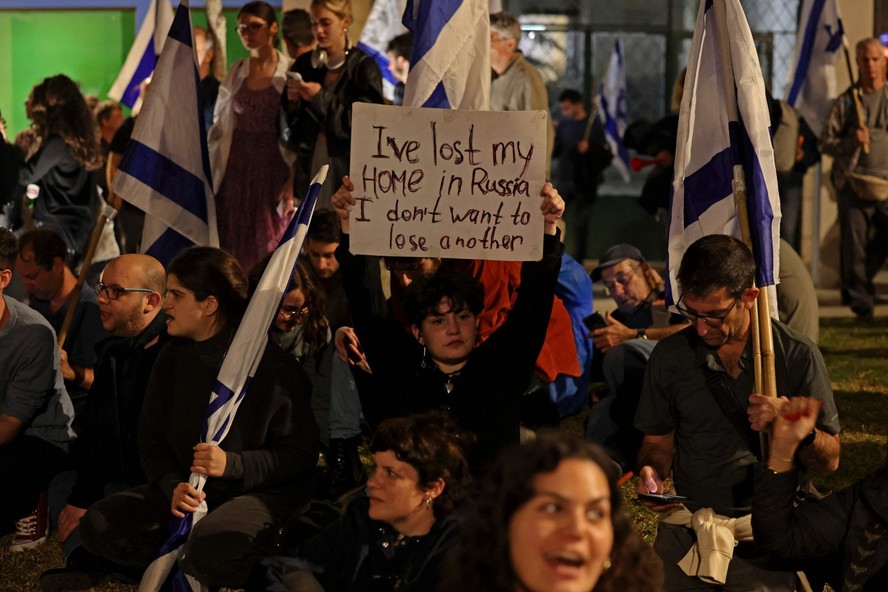 Manifestantes protestam contra a reforma proposta pelo governo Netanyahu para o Juidiciário, em Tel Aviv