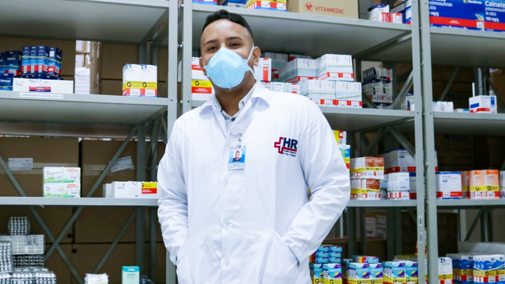 “Após 1 mês de formado, fui promovido para trabalhar na Central de Abastecimento Farmacêutico do HR”, diz João Victor — Foto: Bianca Santos/AI Hospital Regional 