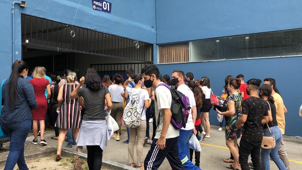 Alunos entram em escola após abertura dos portões para Enem 2020 — Foto: Matheus Castro/G1 AM