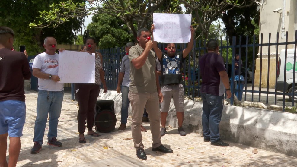 Com nariz de palhaço e cartazes, grupo realizou ato, nesta quinta (19), contra o aumento dos vereadores do Recife — Foto: Reprodução/TV Globo 