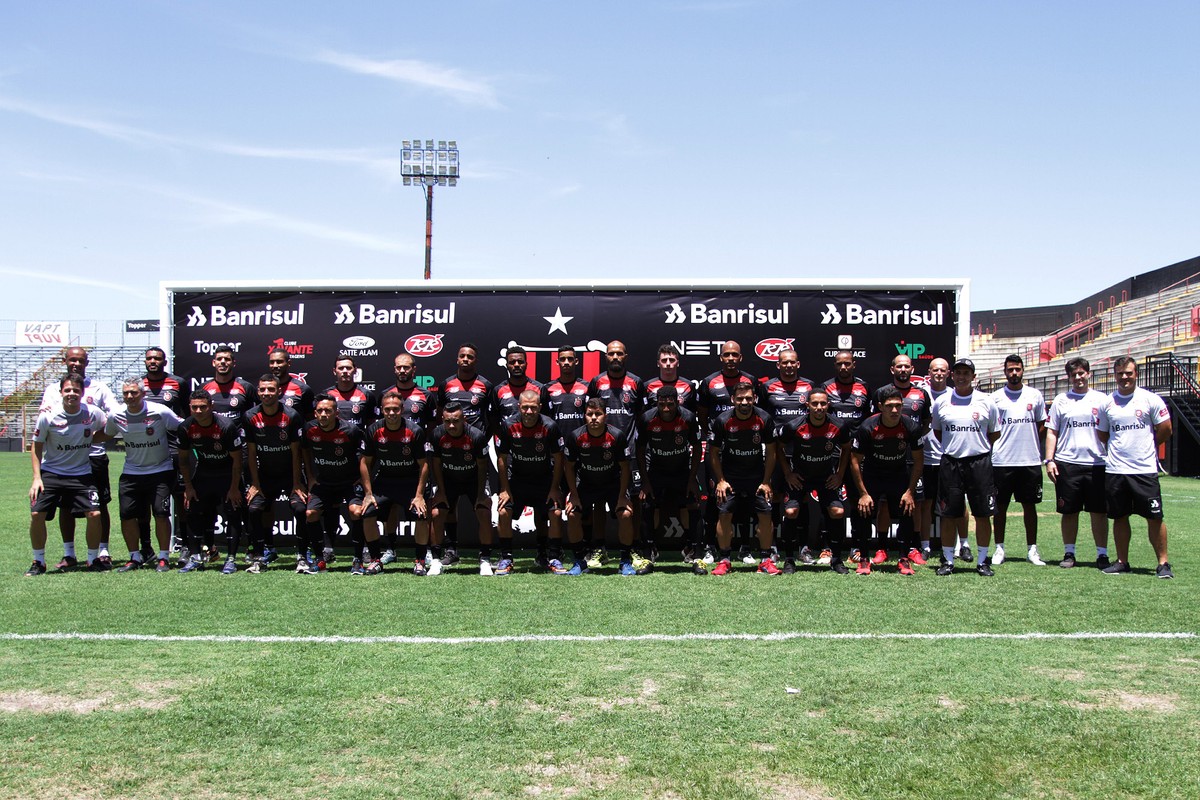 Brasil de Pelotas apresenta 25 jogadores para iniciar preparação ao