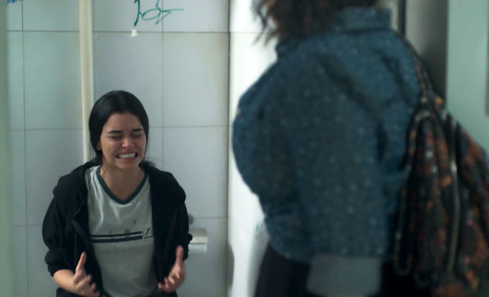 K1 (Talita Younan) chora no banheiro em 'Malhação - Viva a Diferença' — Foto: Globo