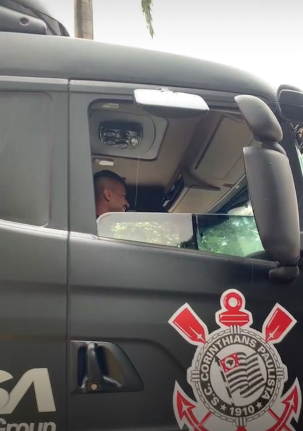 Paulinho em caminhão chegando ao Parque São Jorge — Foto: Reprodução/Instagram