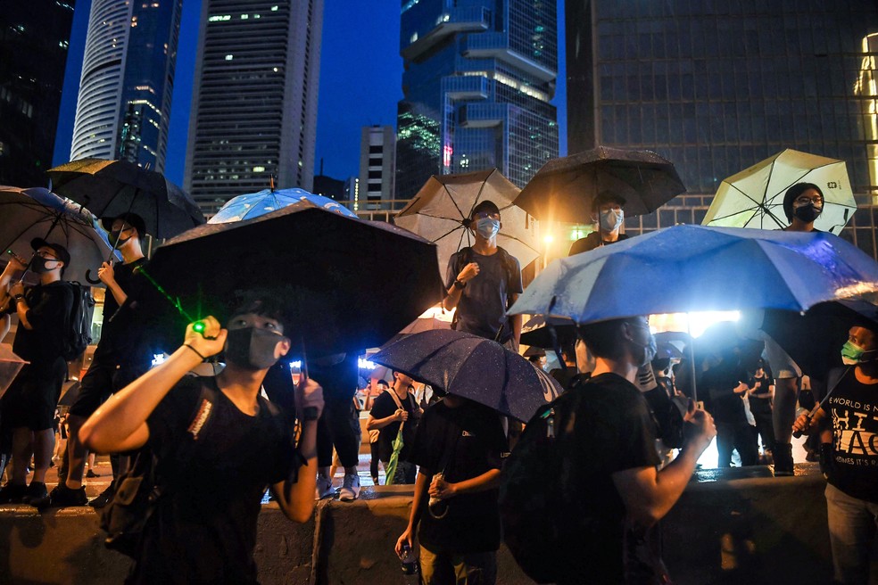 Manifestantes se concentram em Ã¡rea com vista para o Conselho Legislativo de Hong Kong durante protesto neste domingo (18)  â?? Foto: Lillian Suwanrumpha / AFP