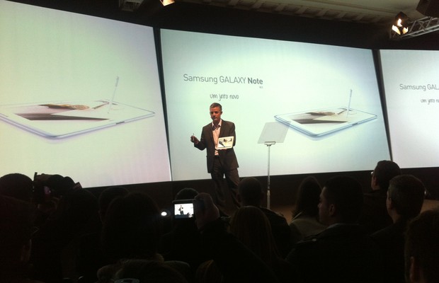 Michel Piestun, vice-presidente de Telecom da Samsung Brasil, apresenta o Samsung Galaxy Note 10.1  (Foto: Ligia Aguilhar)