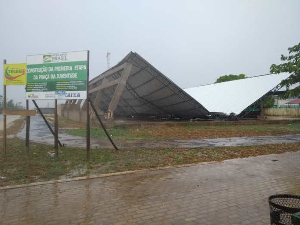 Vento forte derruba estrutura de ginásio em construção no interior do Acre — Foto: Alexandre Lima/Arquivo pessoal