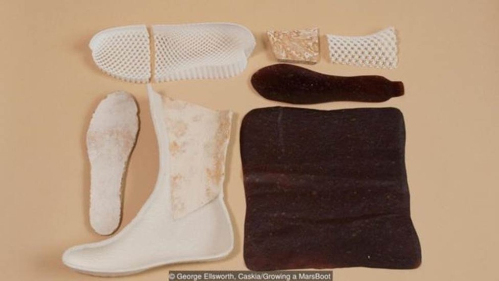 Enquanto a maior parte da bota é feita de micélio, a sola branca é de plástico, feita individualmente em impressora 3D — Foto: GEORGE ELLSWORTH, CASKIA/GROWING A MARSBOOT/via BBC