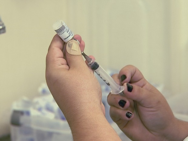 Vacina é de graça nos postos de saúde (Foto: Reprodução/ TV TEM)