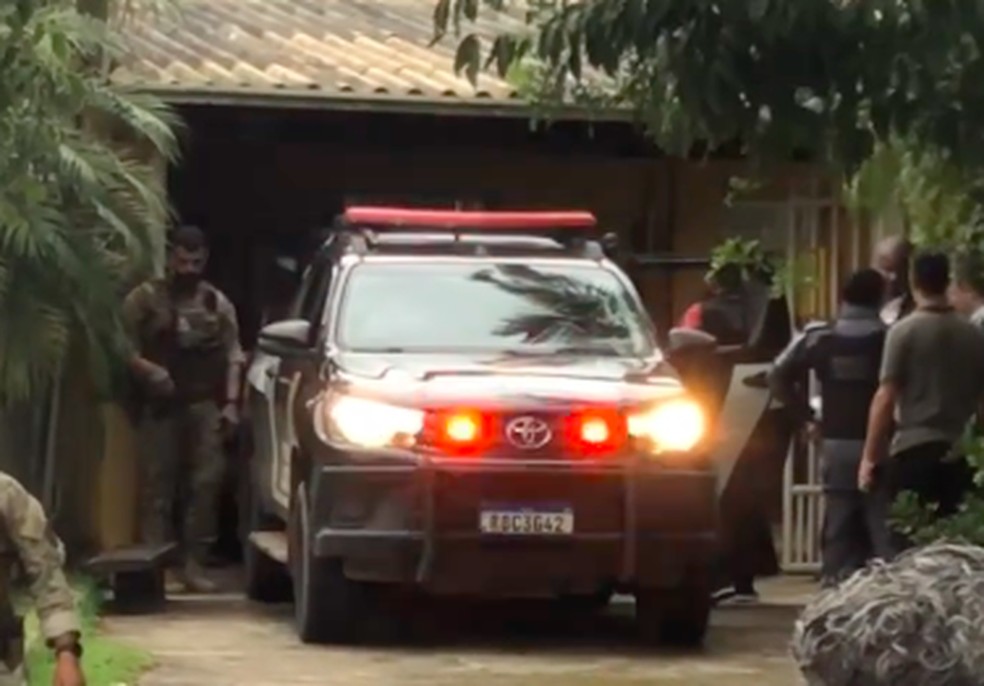 Momento em que policiais apreenderam suspeito em casa, em Aracruz (ES) — Foto: Reprodução