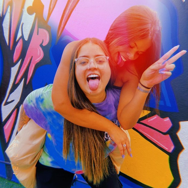 Hagda Kerolayne, irmã do youtuber Whindersson Nunes, com a namorada, Amanda Albuquerque (Foto: Reprodução/Instagram)