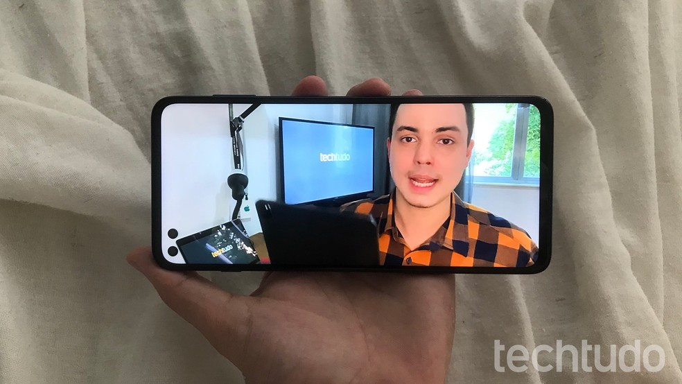 Moto G 5G Plus tem tela no formato 21:9 — Foto: Vitor Grama/TechTudo