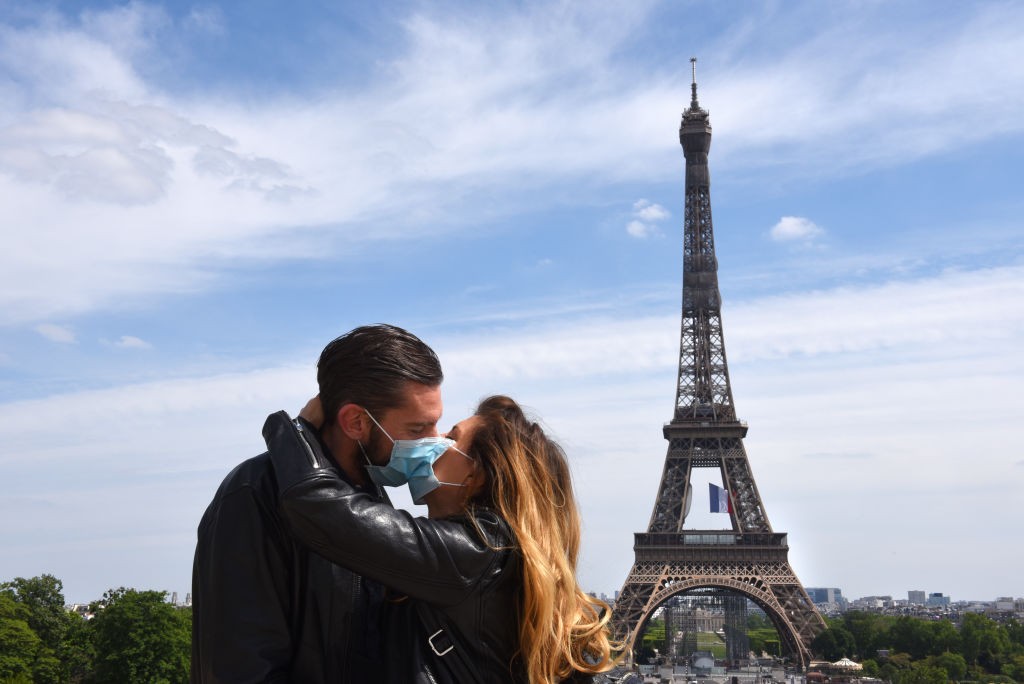 Casal se beija de máscara em frente à Torre Eiffel (Foto: Getty Images)