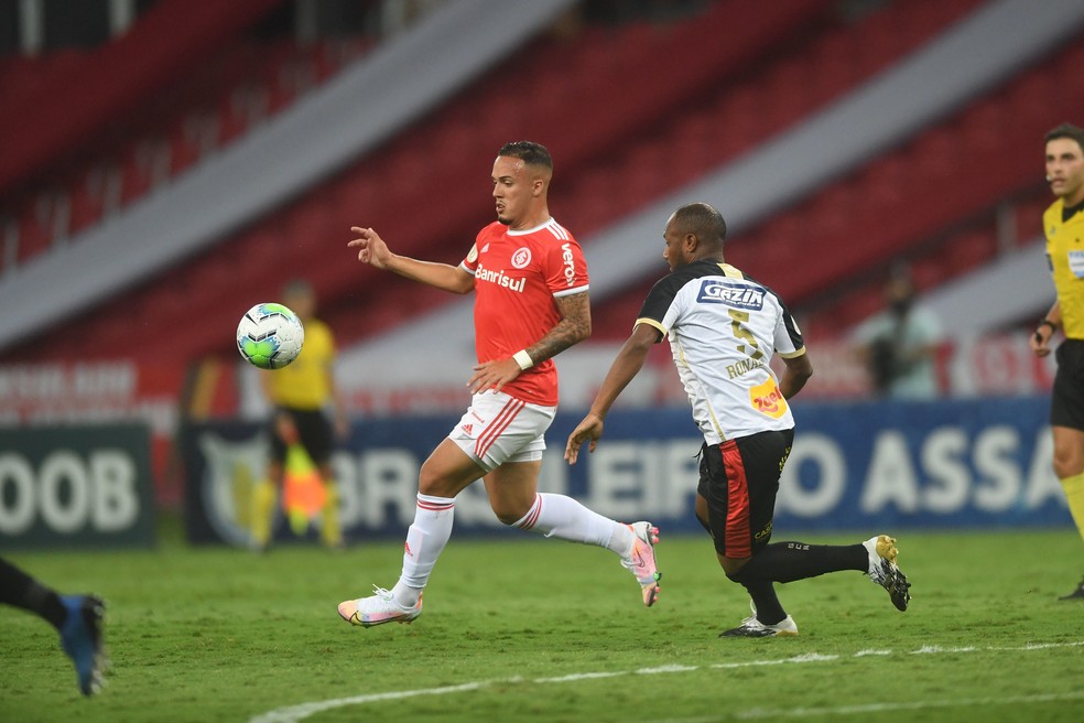 Peglow, em ação pelo Inter contra o Sport — Foto: Ricardo Duarte/Divulgação Inter