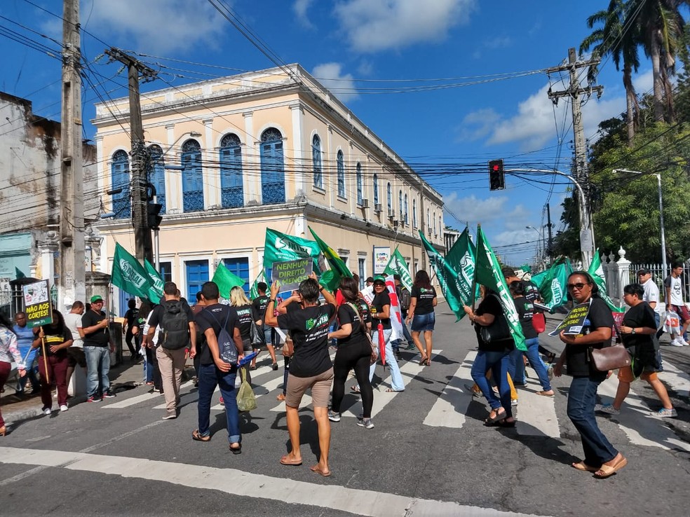 MACEIÓ, 9h: Manifestantes em caminhada pelas ruas do Centro de Maceió — Foto: Ascom/Sinteal