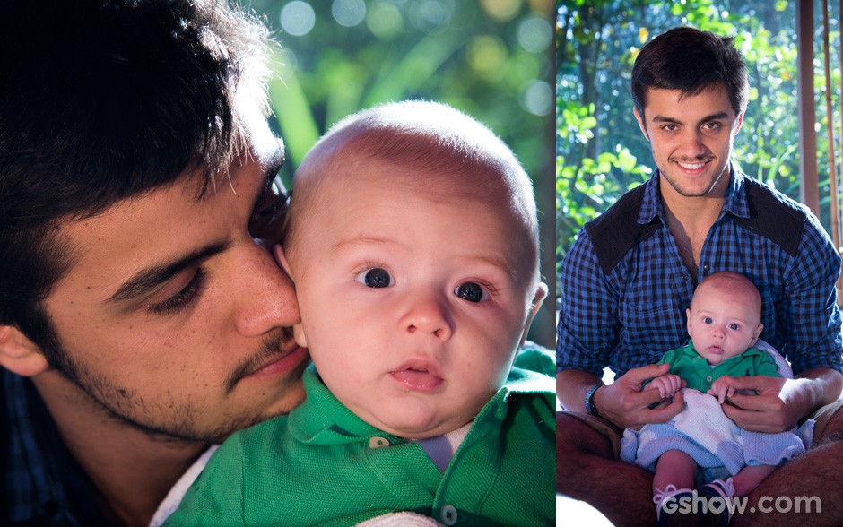 Um cheiro! Felipe não consegue parar de apertar Joaquim, mas com um bebê fofo assim, quem consegue? (Foto: Raphael Dias / TV Globo)