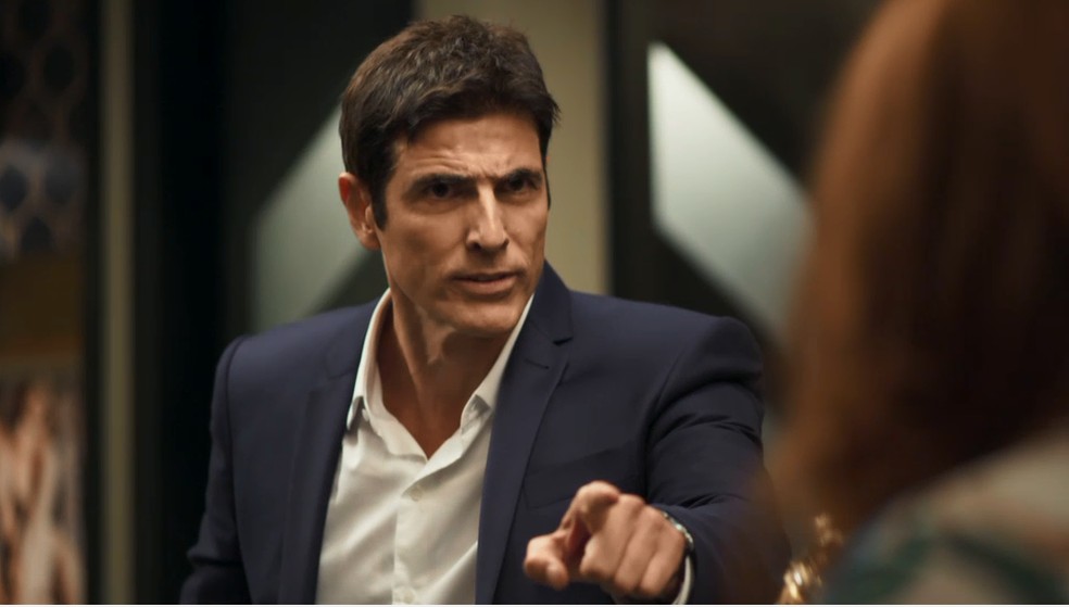 Régis (Reynaldo Gianecchini) fica furioso com a ex, em 'A Dona do Pedaço' — Foto: TV Globo