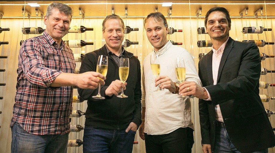 José Renato Hopf, CEO da 4all, Alexandre Bratt, CEO do Víssimo Group, Diego Fabris, fundador da da Wine Locals, e Eduardo Souza, diretor de negócios digitais do Víssimo Group (Foto: Divulgação)